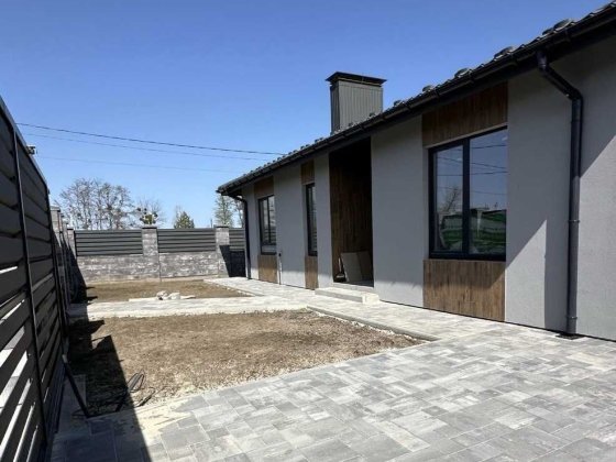 Будинок вже побудований.Червона цегла. Газ. Під сертифікат Буча