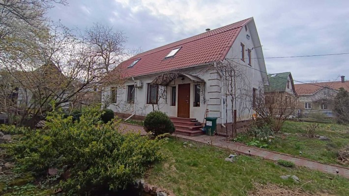 Будинок з ремонтом, велика ділянка, поруч ринок! - фото 1