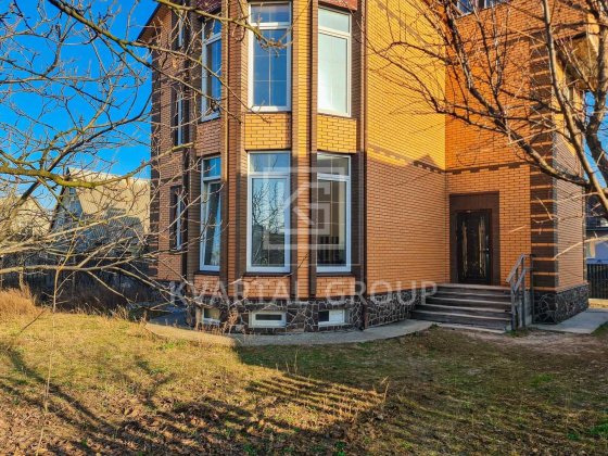 Продаж триповерхового будинку з васним укриттям в центральній частині міста Буча