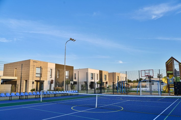 Готовий будинок з басейном та тенісним кортом - фото 1