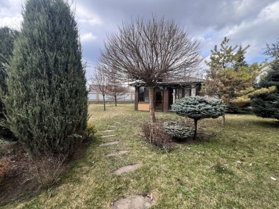 Продаж сучасного будинку з доглянутою територією та зоною відпочинку