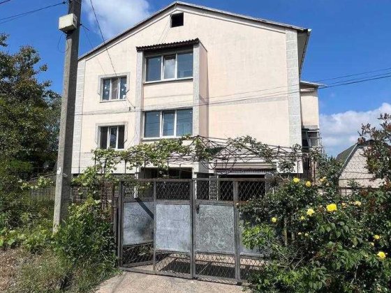 Продам двух этажный дом Бажанова 328кв.м Кривой Рог