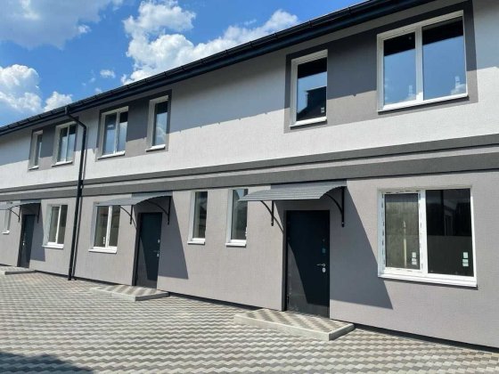 Таун в центрі Бучі біля Новатора. Мінімальне оформлення. Буча