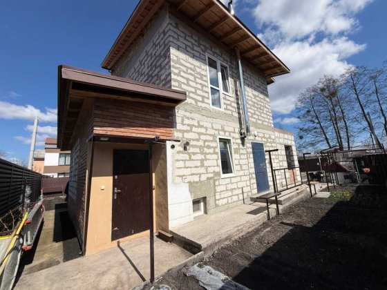 При вʼїзді в Ірпінь будинок з початковим ремонтом та модульним будиночком, з двама підвалами без %