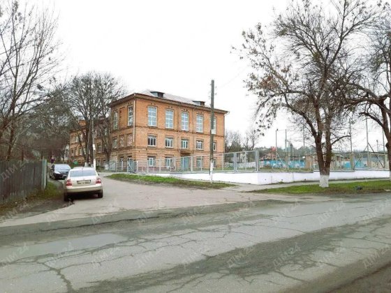 Поділ. Частина будинку з власним подвір'ям. Полтава