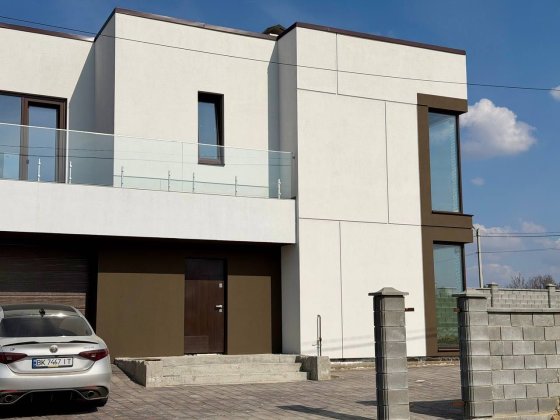 Продаж будинку в стилі хай-тек в елітному мікрорайоні Грін Хілз! Рівне