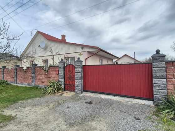 )( Продаж будинку для родини Ровно
