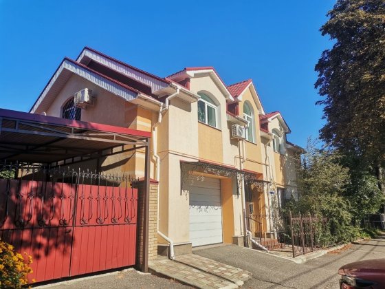 Продам добротний будинок біля міського парку Сумы