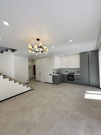 Продаж Дуплексу з Новим Ремонтом. всі центральні комунікації 127м2 - фото 1