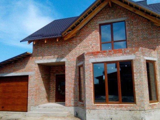 % Продаж окремого будинку з гаражем у сучасному масиві новобудов % Ровно
