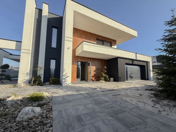 Окремий будинок у місті, 10 сот землі, 250 м2, з гаражем на 2 авто‼️ Ровно