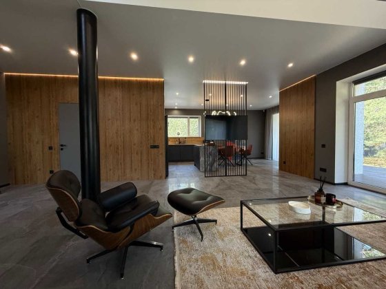 Двоповерховий будинок. 10 км від центру міста.Дизайнерський ремонт. Полтава