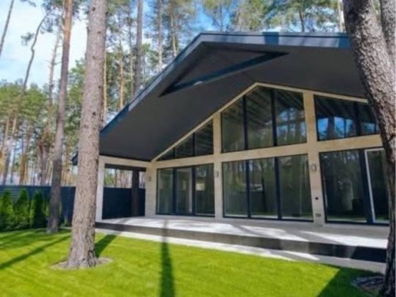 Лісова Буча .Одноповерховий будинок 165 м² серед сосен з чистовим оздобленням. Панорамні вікна. Еліт Буча