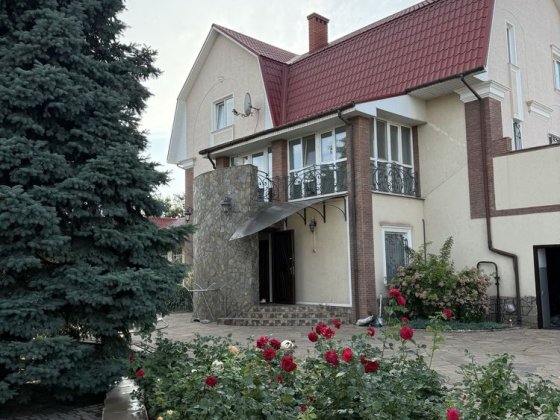 Продаю шикарный с гаражом на 2 машины 3-х дом от СОБСТВЕННИКА!!! Кривой Рог