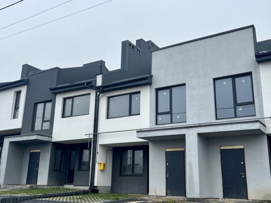 Продам котедж в районі Щасливе! Всі міські комунікації! Ровно