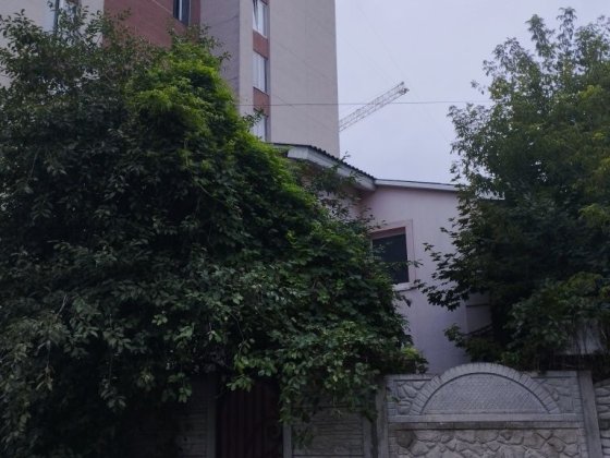Продам частину будинку з приватизованою ділянкою , Ровно