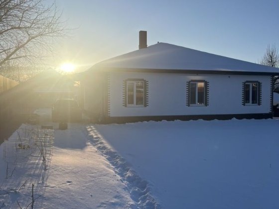 Будинок  біля озера Сумы