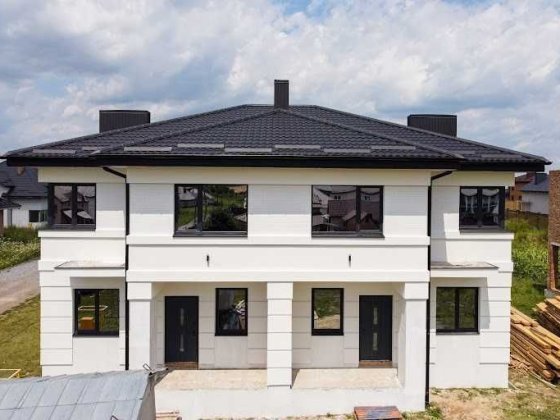 Продам просторий будинок площею 133кв.м. та окремим гаражем. Рівне