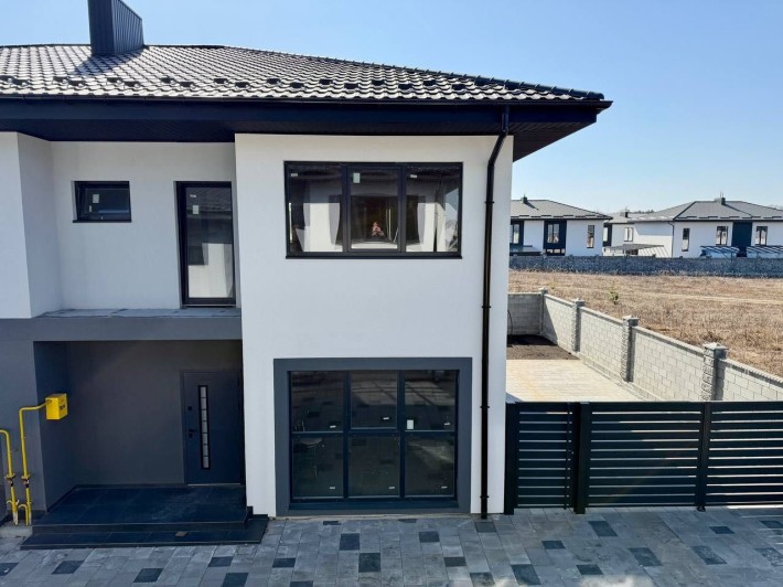 Продаж 4к котеджу з власною ділянкою у престижному районі міста - фото 1