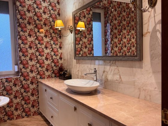 Продаж Будинку з ремонтом, гараж + міські комунікації Чернівці