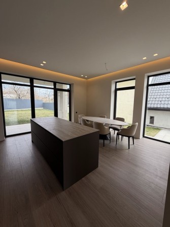 Продаж сучасного будинку біля центру Ужгорода - фото 1