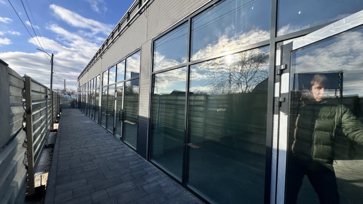 Новий торговий комплекс. Червона лінія з окремим входом - фото 1