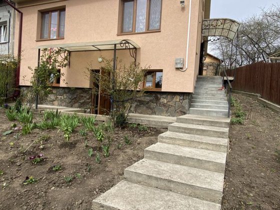 Продається 1/2 будинка Чернівці
