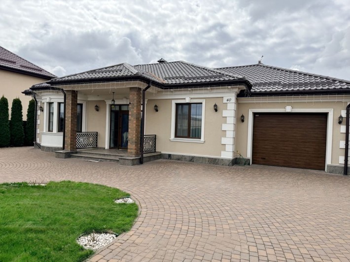 Сучасний та світлий будинок у місті - фото 1