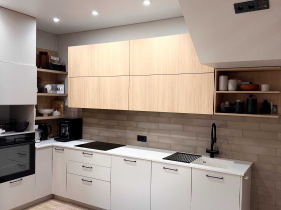 Продаж Сучасного Таун Хауса з ремонтом з міськіми комунікаціями Чернівці