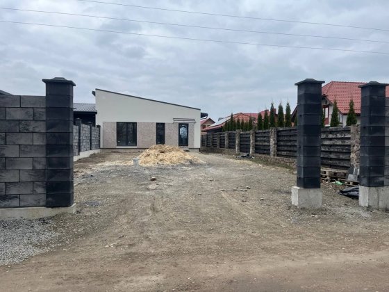 Продам кутовий котедж з парканом по периметру Рівне