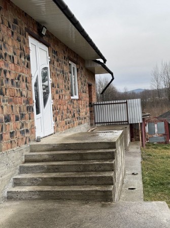Жилий будинок в мальовничій місцевості - фото 1