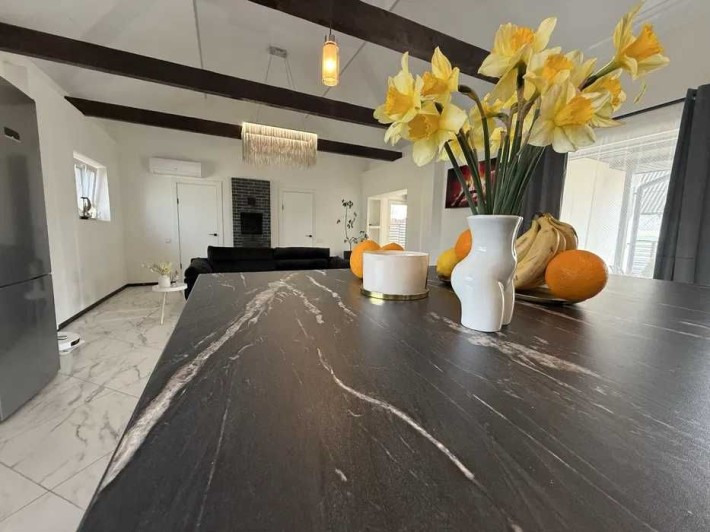 Будинок зі стильним ремонтом - фото 1