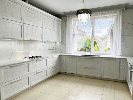 Будинок по вул. Буковинська. Є басейн. В класичному стилі. Рівне