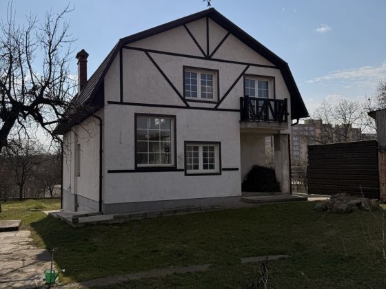 У продажі новий будинок 160 м2/13 соток поруч з центром міста Чернівці