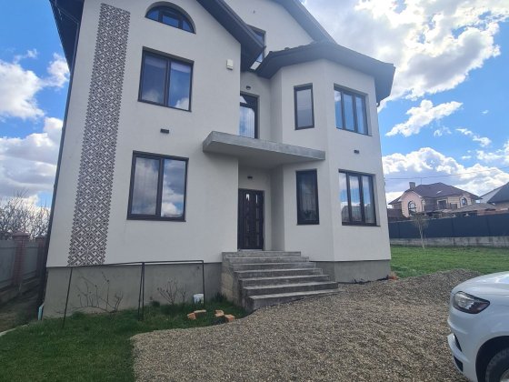 Продаж Двоповерховий будинок преміум-класу з ділянкою 20 соток Чернівці