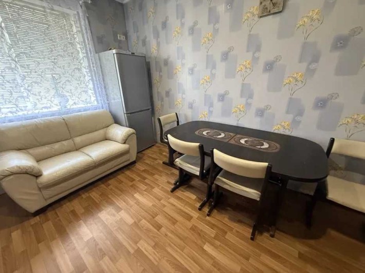 Половина будинку та додатковий будиночок на території  для великої родини - фото 1