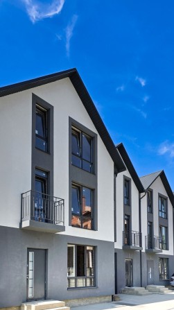 Продається  зданий 4-кімнатний таун хаус в Центрі міста Чернівці - фото 1