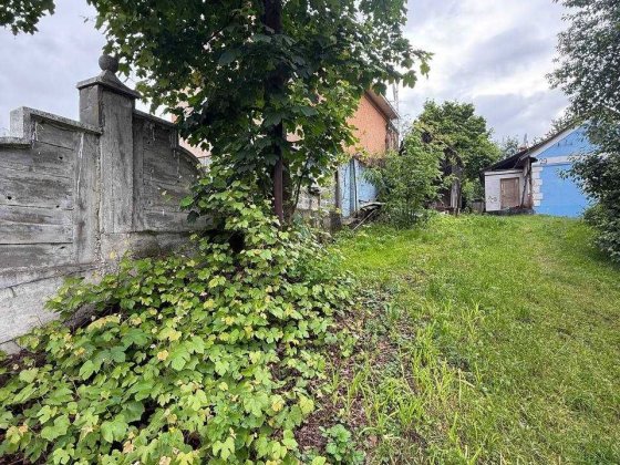 Продається земельна ділянка з житловими будинками по Вул. Фастівській Чернівці