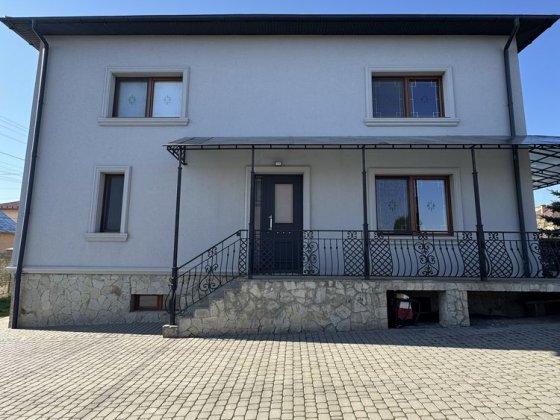 Будинок 180 м2, 10 сотих землі, окремий гараж, магазин, школа, садочок Чернівці