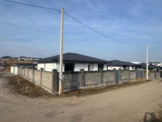 Просторий будинок у спокійному районі міста Ровно