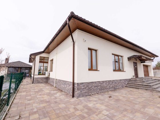 Продам будинок з ремонтом та просторою ділянкою в місті ! Ровно