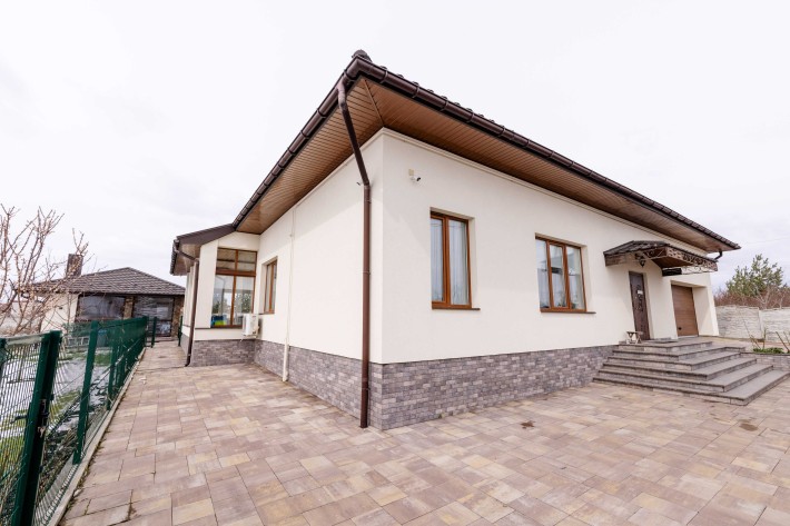 Продам будинок з ремонтом та просторою ділянкою в місті ! - фото 1