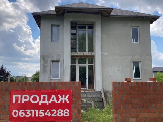 Капітальний будинок у Києві з надійним укриттям.