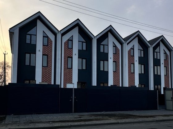 Власний будинок у Києві за 59 000 $ -  простір, тиша та комфорт Киев