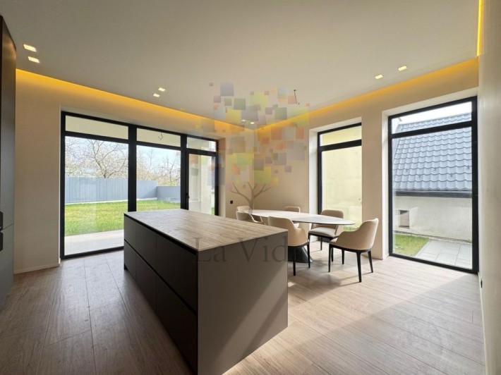 Без комісії/Продаж приватного будинку/168 м2/Авторський ремонт/ - фото 1