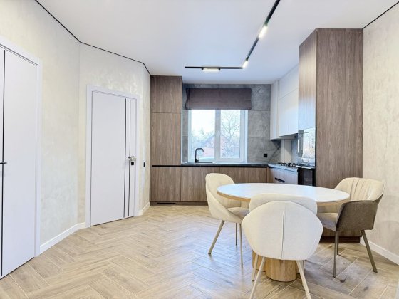 Дизайнерський ремонт, гарна локація поруч вся потрібна інфраструктура. Винница