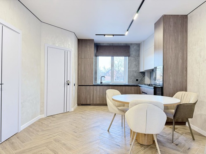 Дизайнерський ремонт, гарна локація поруч вся потрібна інфраструктура. - фото 1