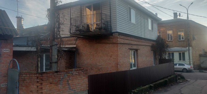 Продаж частина будинку із зручностями та гаражем, центр міста - фото 1