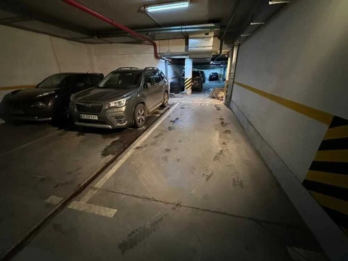 Паркомісце в центрі Києва  ЖК Diplomat Hall  Жилянська  Підземний паркінг + розетка 220V - фото 1