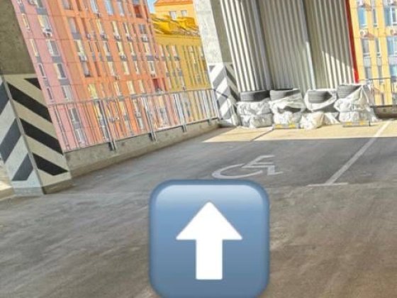 Здається паркомісце велике в паркінгу ЖК Комфорт Таун. Біля сходів Київ